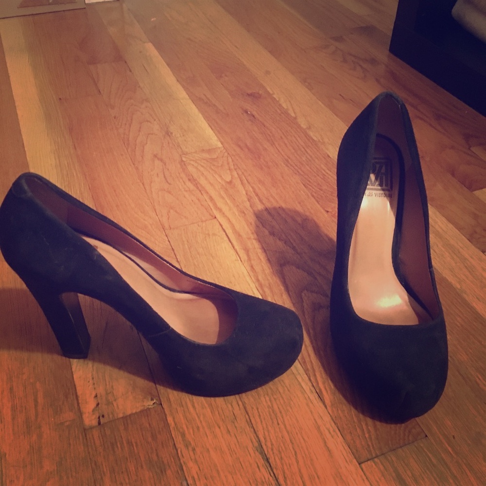 Black 4” platform heels by Pour la Victoire